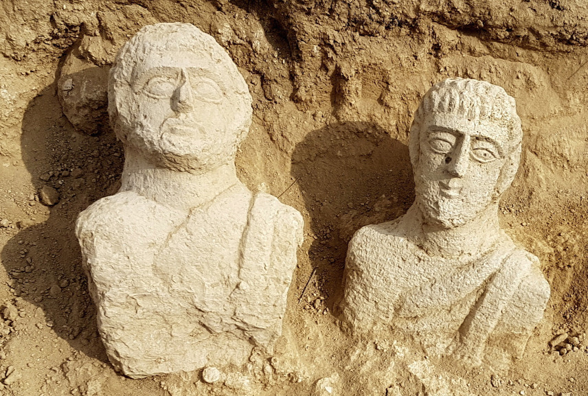 Két 1700 éves mellszobrot találtak Izraelben
