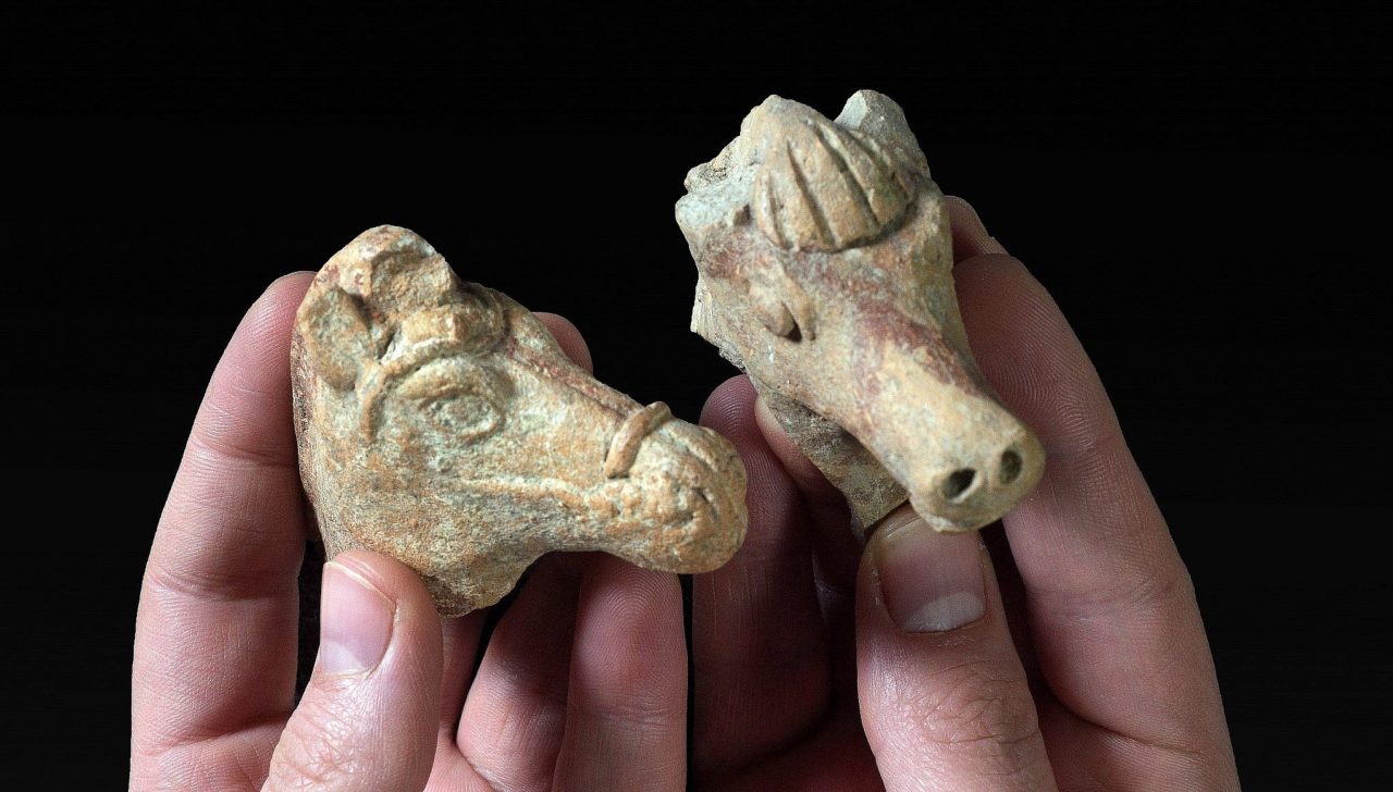 Ősi agyag lószobrocskákat mosott ki az eső a földből Izraelben