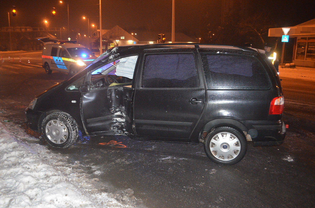 Villanyoszlopnak ütközött egy személygépkocsi a Szarvasi úton