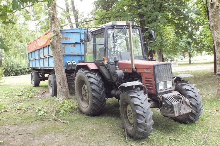 Részegen vezette a traktort, majd fának ütközött egy férfi Kétsopronyban