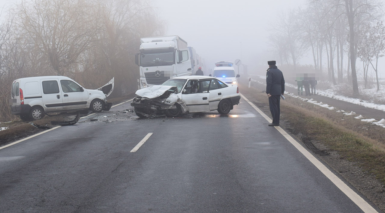 Súlyos sérüléssel járó balesetnél helyszíneltek Szarvas és Csabacsűd közelében