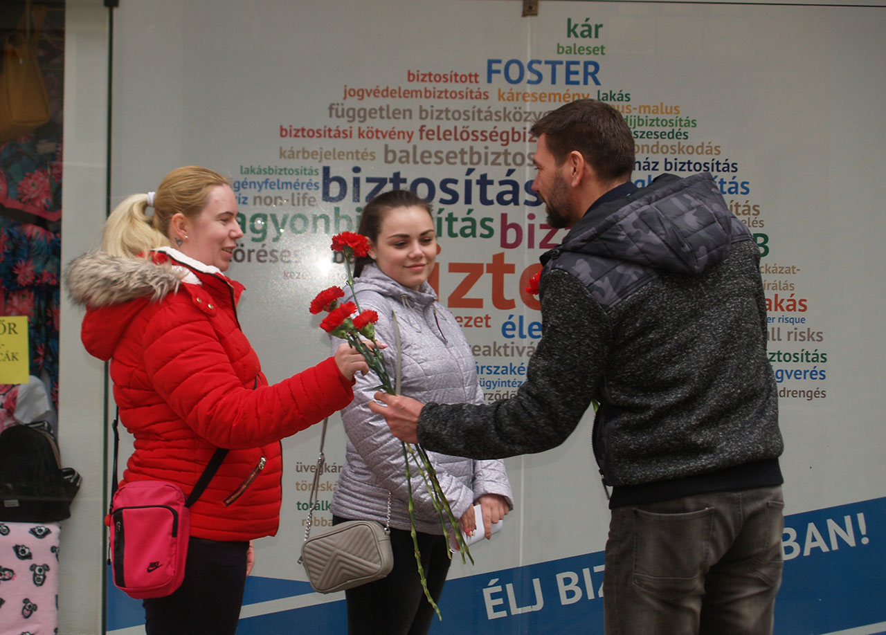 Nőnap alkalmából köszöntötte a hölgyeket az MSZP Békéscsabán