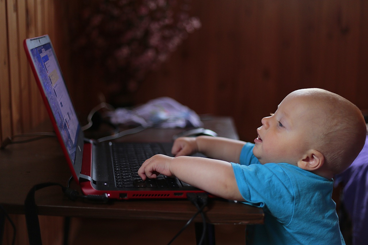 WHO: kétéves koruk előtt ne nézzenek semmilyen képernyőt passzívan a gyerekek