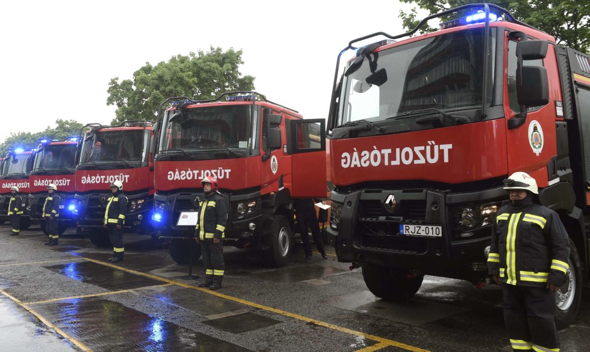 Huszonhat új tűzoltóautó a katasztrófavédelemnél