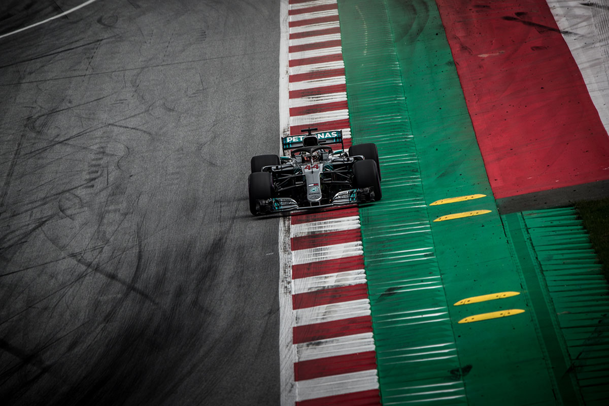 Hamilton nem akar a Ferrarihoz menni, a Mercedesszel vannak még tervei
