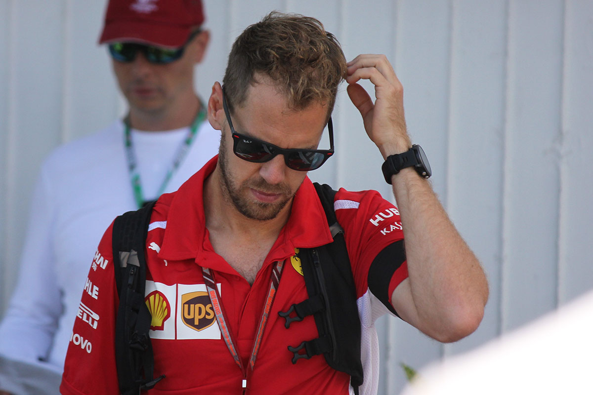Vettel csak a versenyzőtársai miatt állt fel a dobogóra