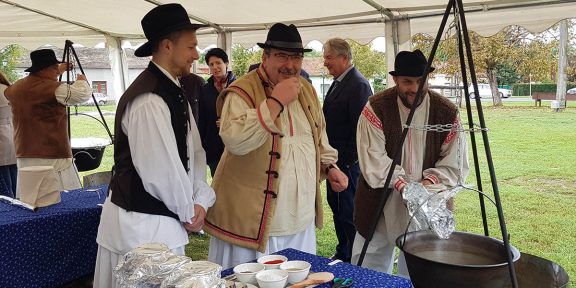 gulyás, bemutató, főzés