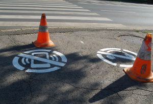 Piktogramok jelentek meg több belvárosi gyalogátkelőhelynél Békéscsabán