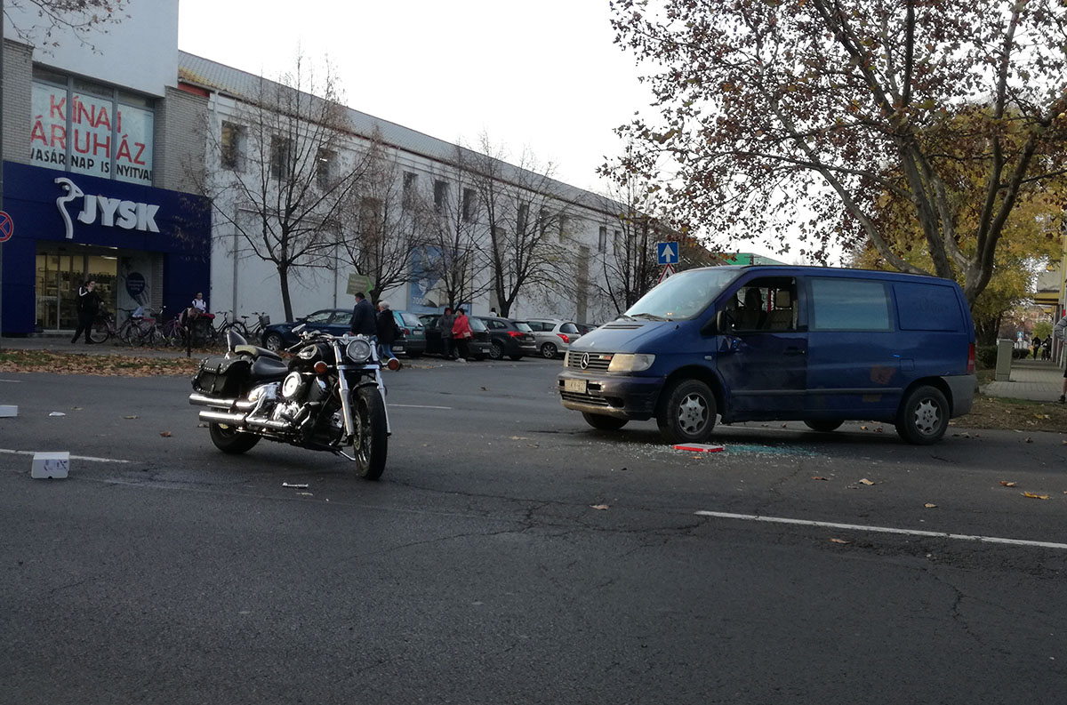 Motorkerékpár és furgon ütközött Békéscsabán