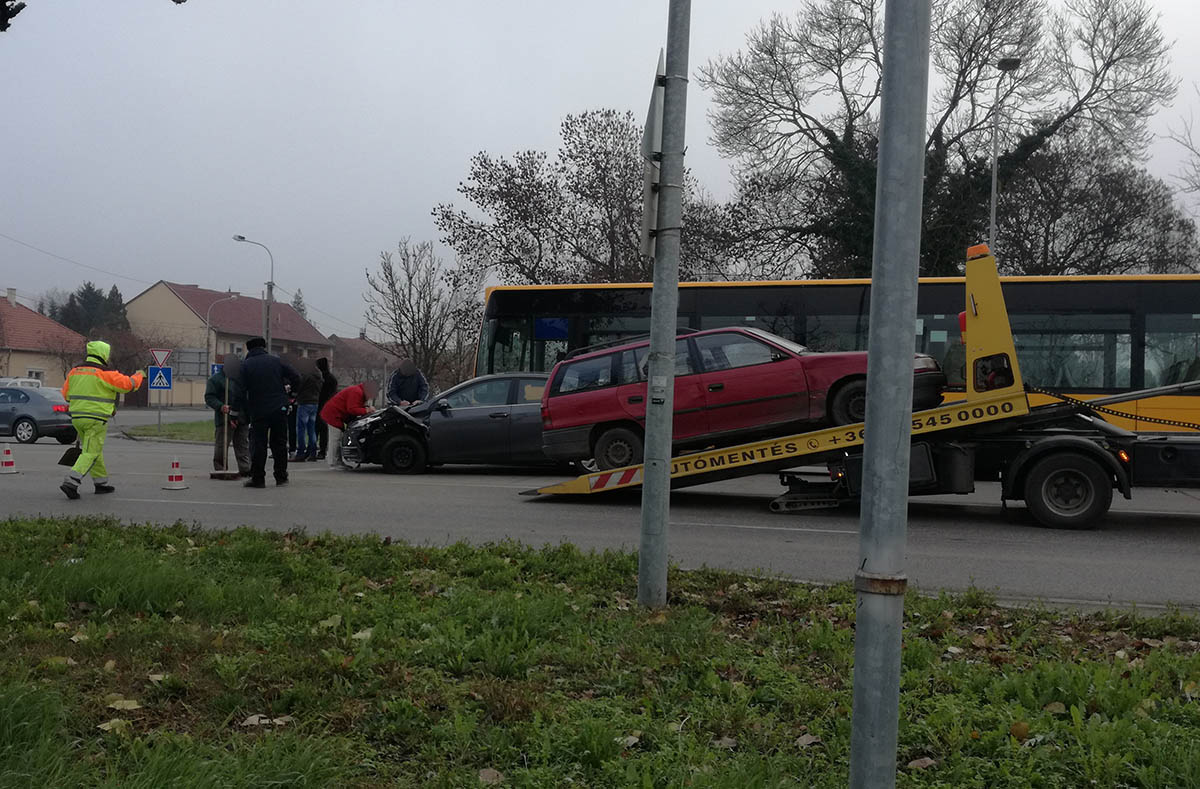 Négy jármű ütközött Békéscsabán