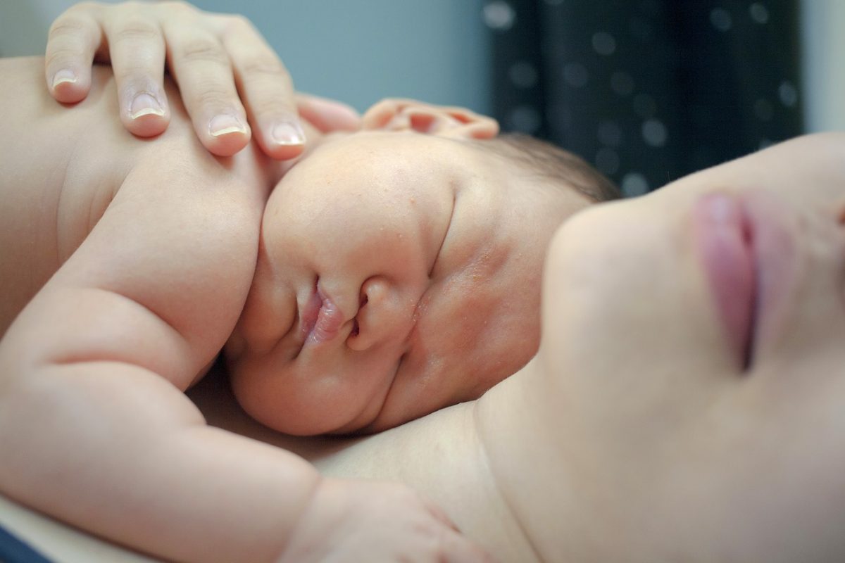 Az anyatejjel való szoptatás az anya és a csecsemő egészségét is védi