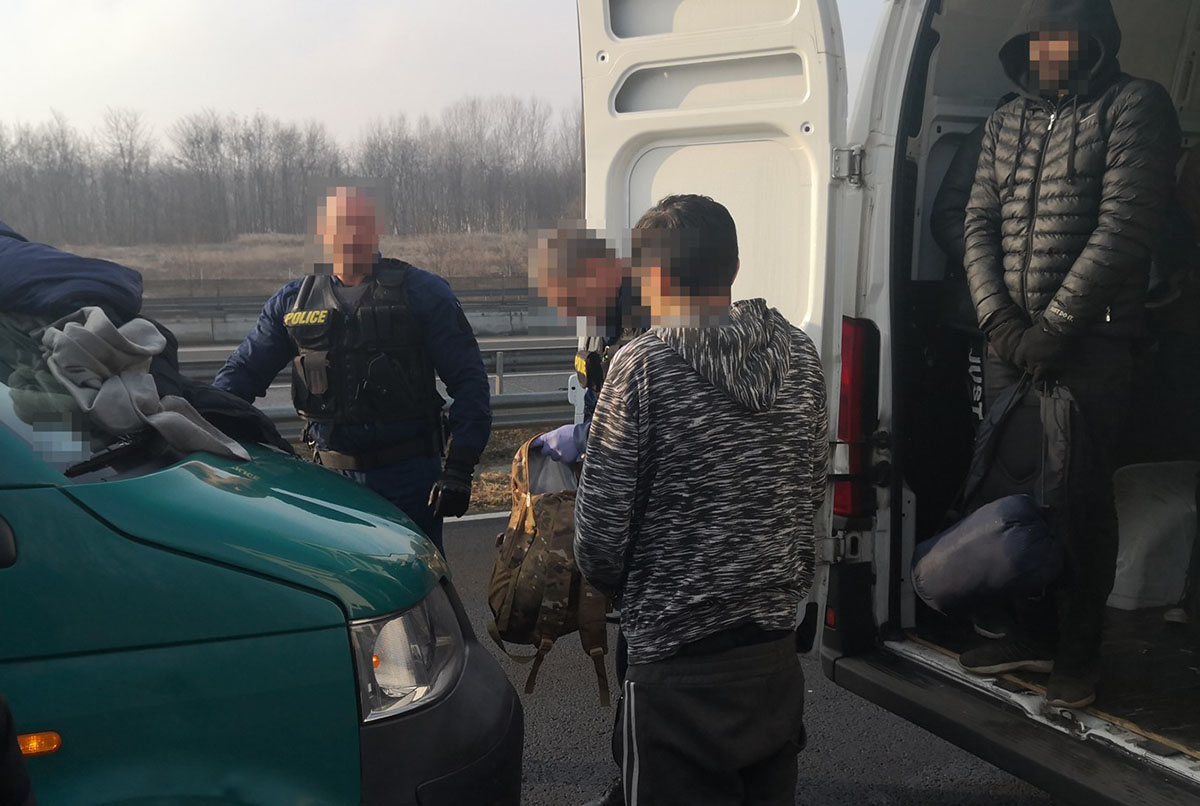 Embercsempészéssel gyanúsítható román állampolgárokat fogtak el a Békés megyei rendőrök