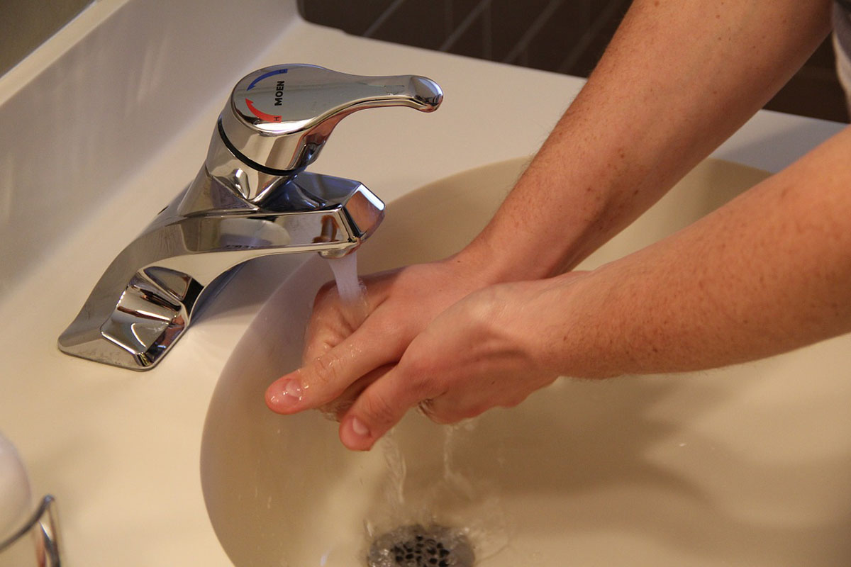 Semmelweis Egyetem: A gyakori kézmosás és a higiénés szabályok betartása az egyetlen védekezési mód