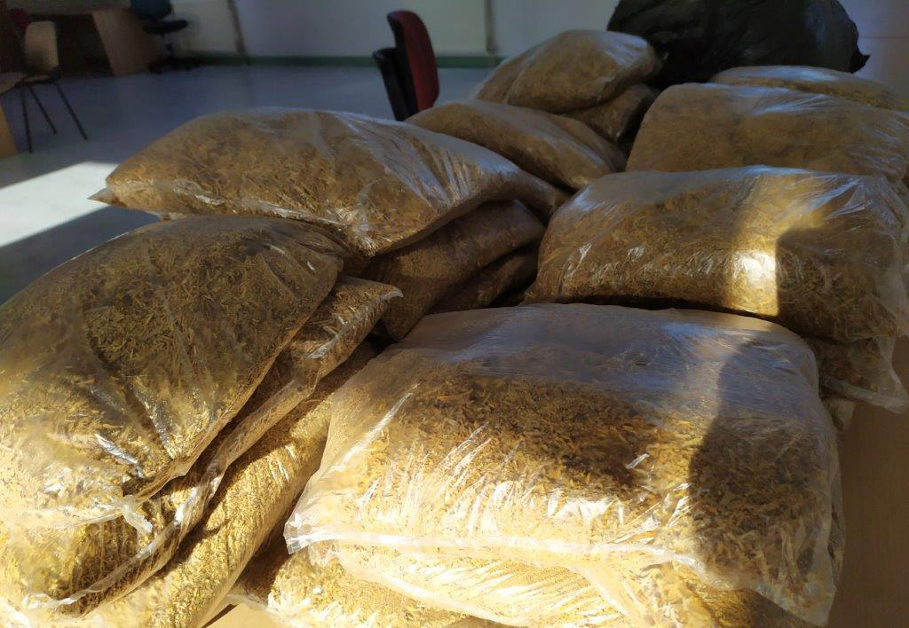 Több mint 24 kilogramm fogyasztási dohányt találtak egy autóban Gyulán