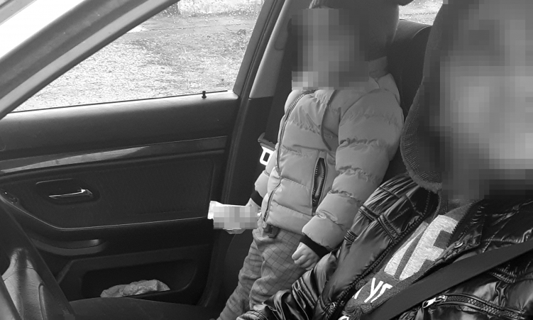 Az első ülésen állva utazott egy kisgyermek egy személygépkocsiban Kétegyházán