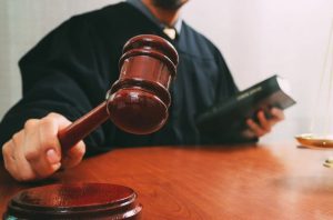 bíró, ítélet, tárgyalás