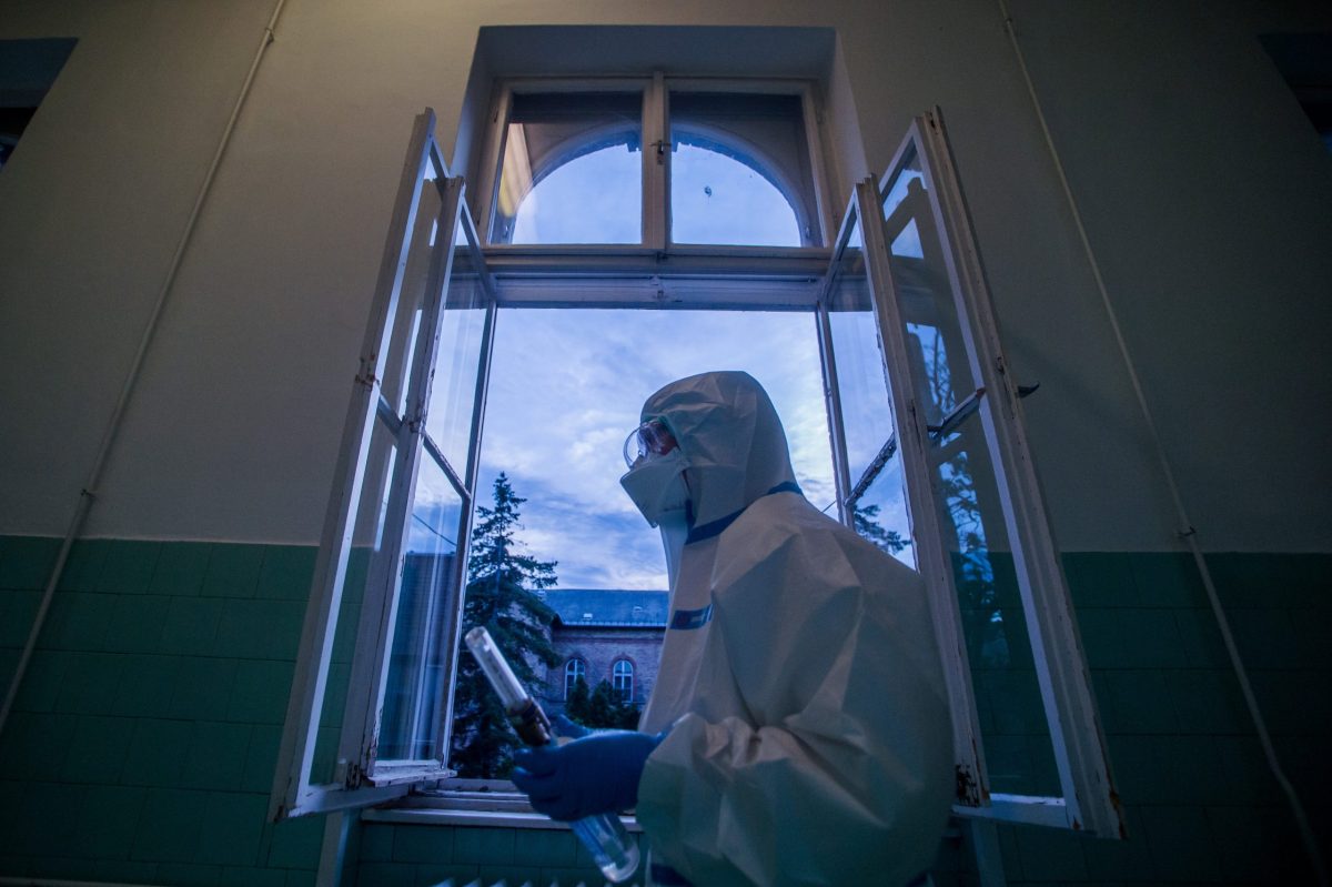 Fél éve először csökkent 700 alá a halálozások napi száma Oroszországban