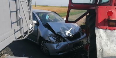traktor és személyautó ütközött