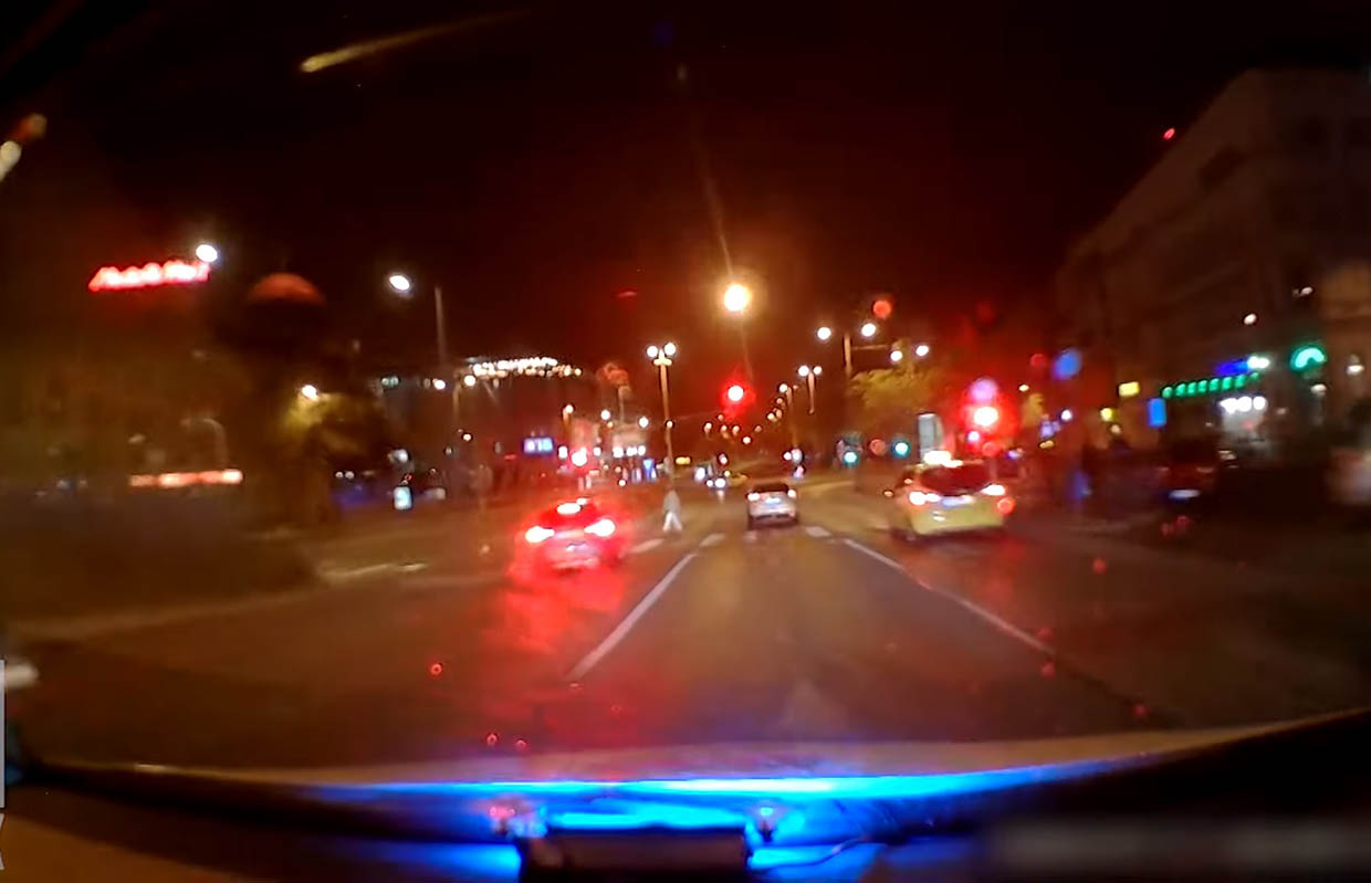 VIDEÓ: 9 piroson hajtott át menekülés közben egy autós Budapesten