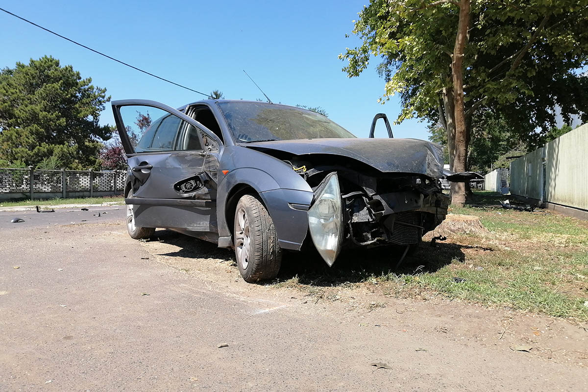 Fának csapódott egy autó Magyarbánhegyesnél