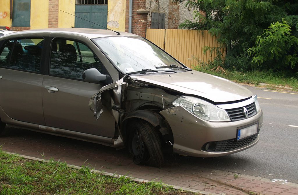 baleset csorváson, oszlopnak ütközött