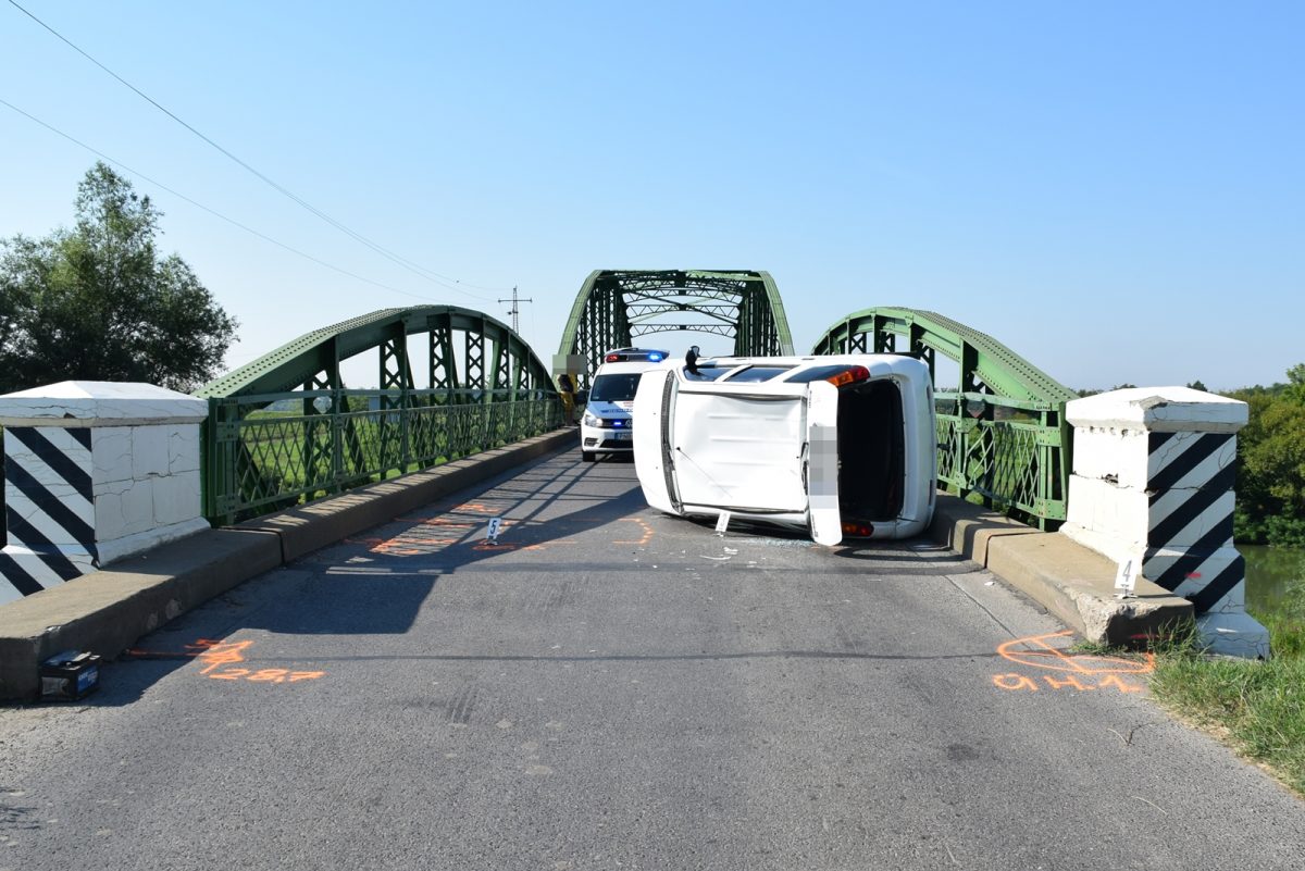Felborult egy autó a Fekete-Körös hídon Gyula külterületén