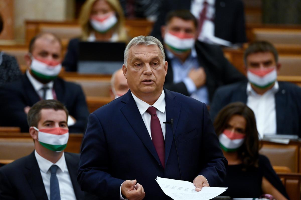 Orbán Viktor: az egészségügynek ki kell bírnia, ha egyszerre 400 ezren fertőződnek meg