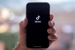 Két TikTok-sztár bukott le: milliós bevételek után nem fizettek adót Két TikTok-sztár bukott le: milliós bevételek után nem fizettek adót