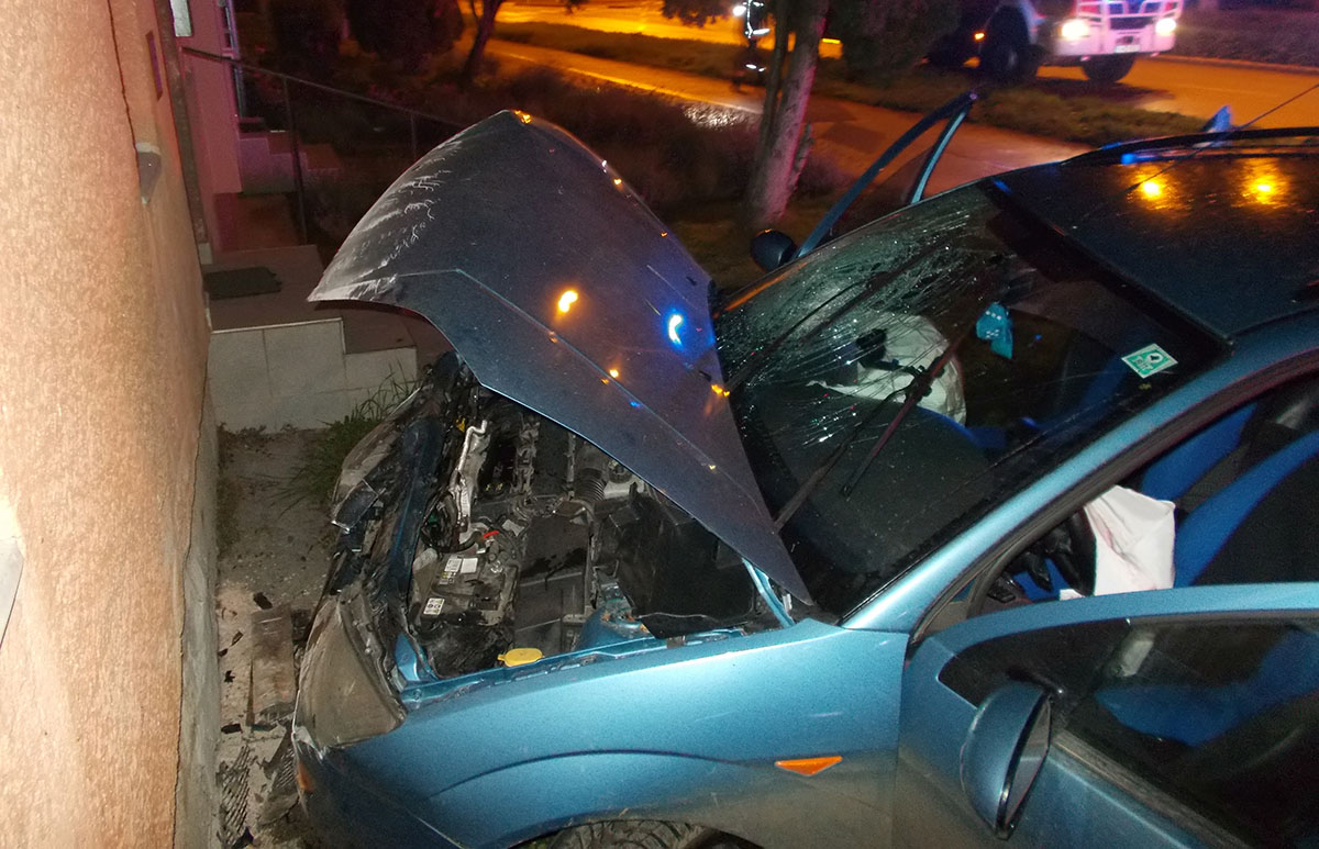 Házfalba csapódott egy személygépkocsi Orosházán tegnap este