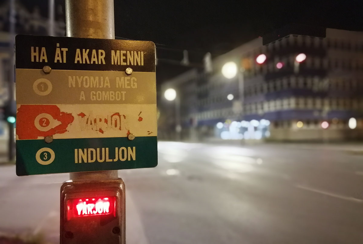 Üres utcák, néma csend Békéscsabán a kijárási tilalom első estéjén