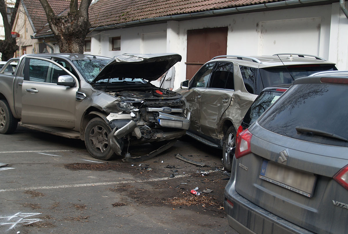 Két személyautó ütközött Békéscsabán, több parkoló autó megrongálódott