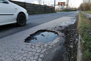 Kátyúzás és útjavítás országszerte: több ezer tonna aszfaltot dolgozott be a Magyar Közút