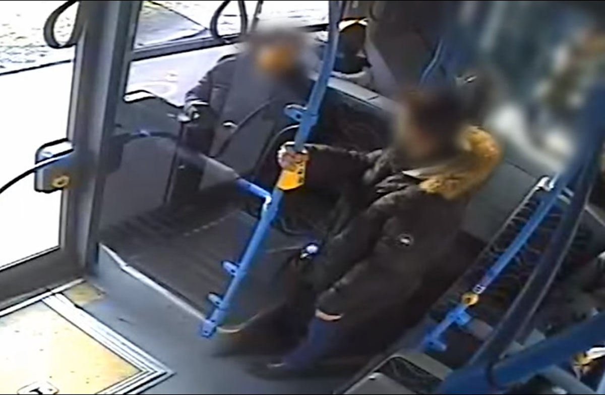 Elfogták azt a férfit, aki késsel sebesített meg egy nőt a buszon