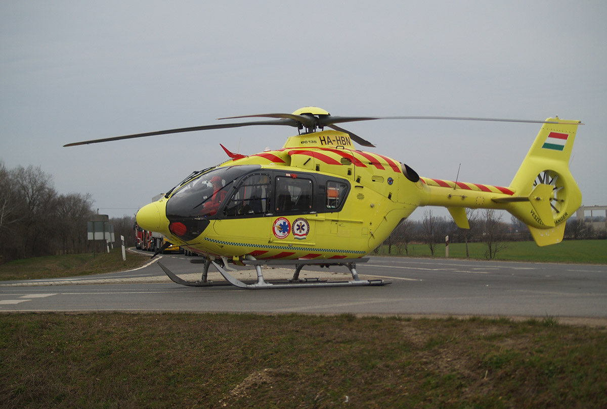 Frontális baleset történt Csabaszabadi határában, mentőhelikopter is érkezett a helyszínre