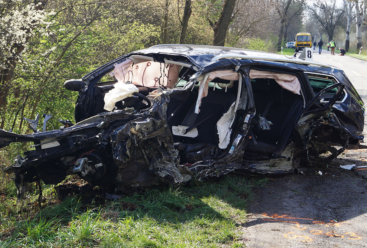 Fának ütközött egy autó Bélmegyer közelében, a sofőr meghalt