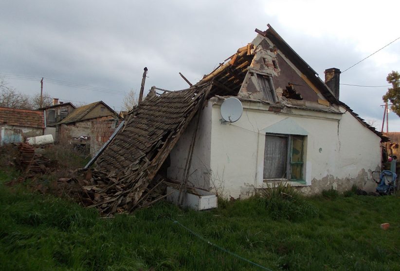 Beomlott egy családi ház teteje