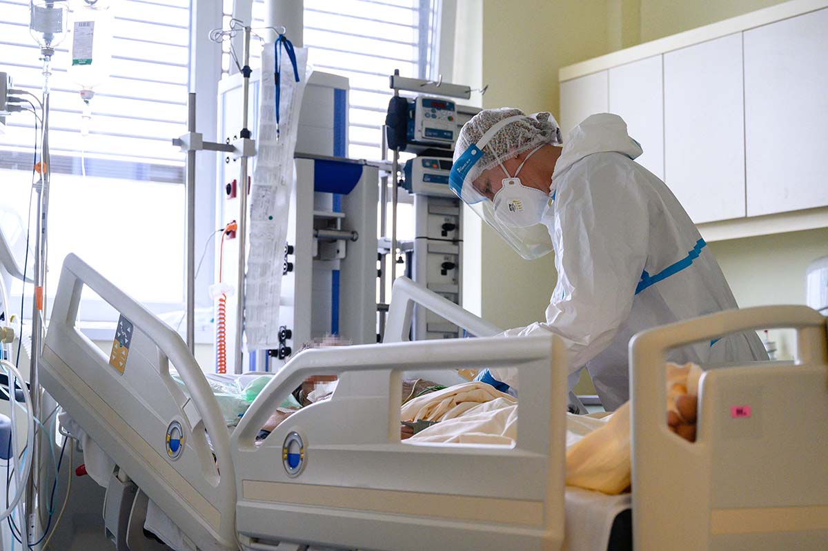 Koronavírus: 300 beteget ápolnak kórházban, 43-an vannak lélegeztetőgépen