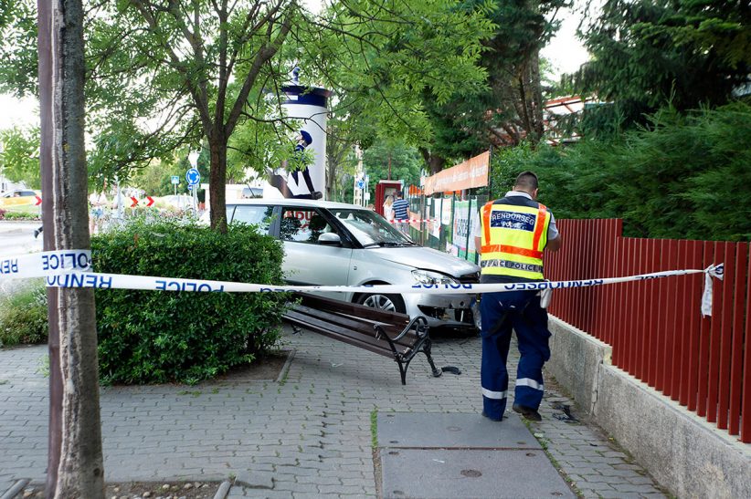 Padon ülő nőt és gyerekeit gázolta el egy autós Budapeste