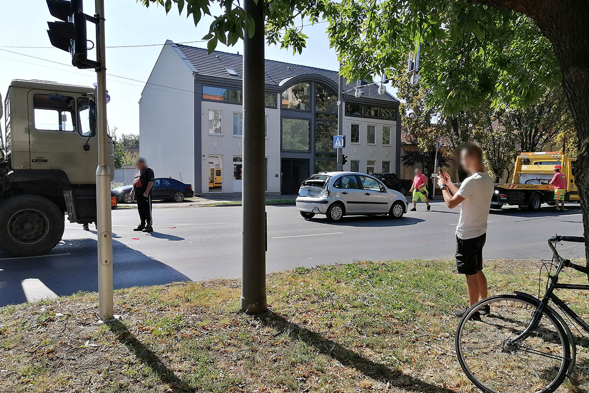 Teherautó és egy személyautó ütközött Békéscsabán