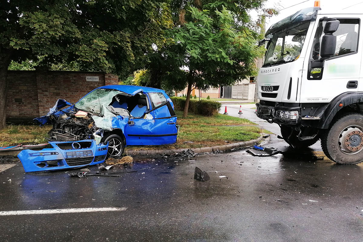 Személyautó, kishaszongépjármű és egy teherautó ütközött Békéscsabán