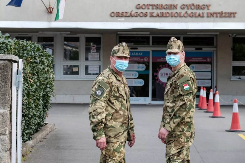 katonák, kórházakban