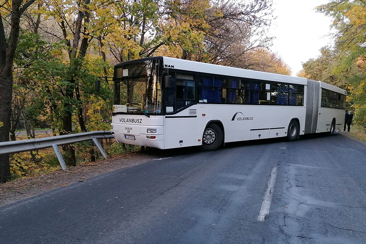 Korlátnak ütközött egy menetrend szerint közlekedő busz Békéscsaba és Békés között