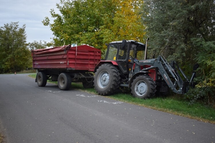 Mezőgazdasági vontatónak ütközött egy személygépkocsi Orosháza és Kaszaper között