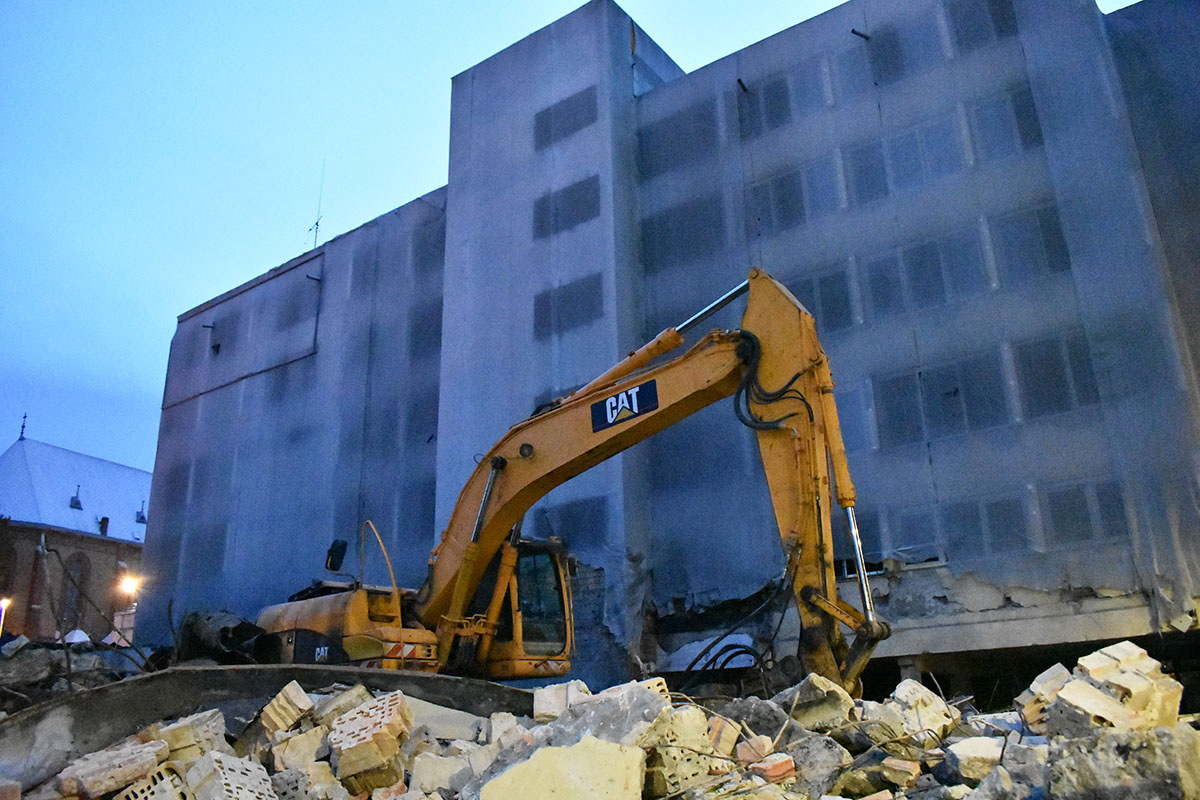 Megkezdődött a békéscsabai Körös Hotel bontása