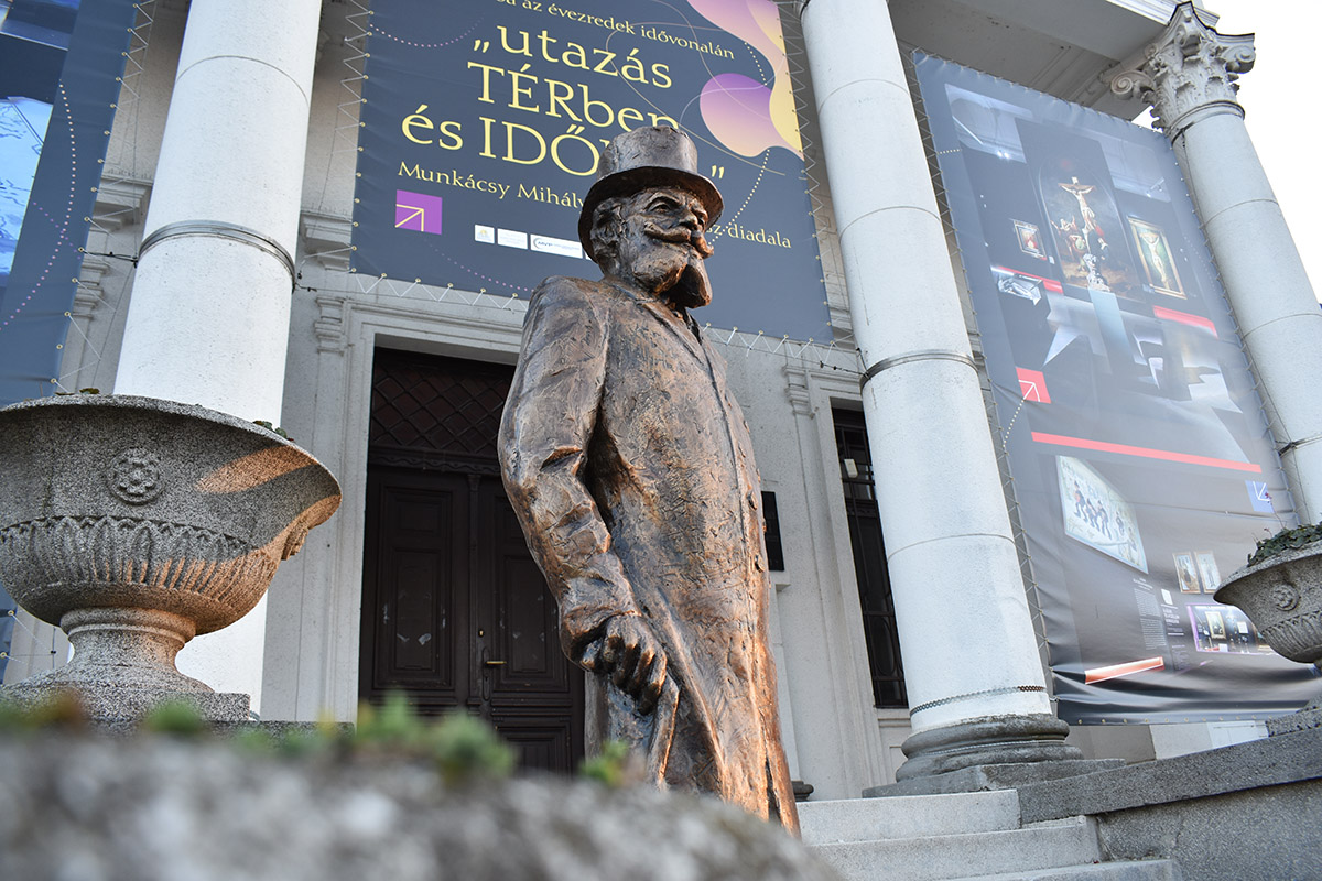 Felavatták a Munkácsy Mihályról készített szobrot Békéscsabán