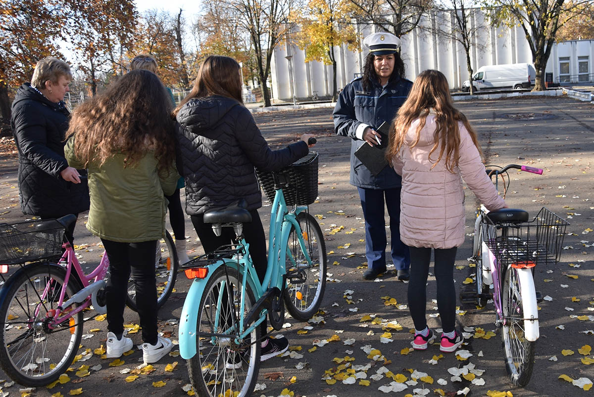 Prizmákat osztanak a rendőrök a kerékpárral közlekedő diákoknak