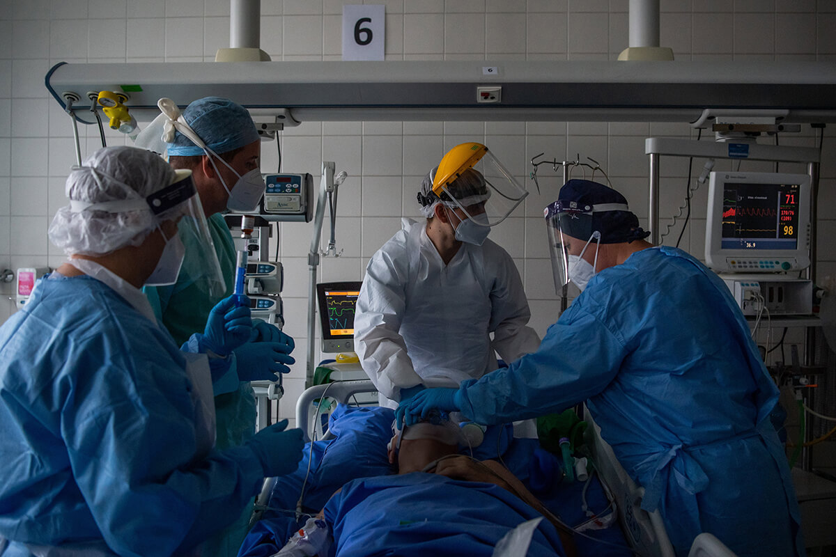 3492 koronavírusos beteget ápolnak kórházban, közülük 334-en vannak lélegeztetőgépen