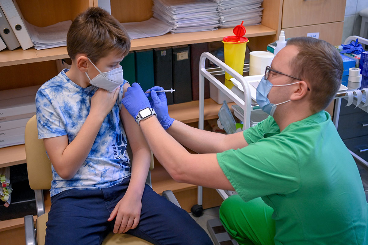 Főorvos: a gyerekek oltására alkalmas vakcina biztonságos és hatékony