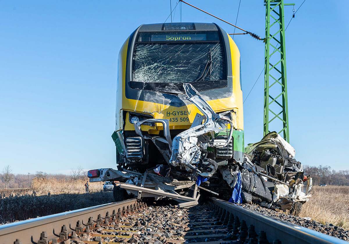 Vonattal ütközött egy kisteherautó Kóny közelében, egy ember meghalt