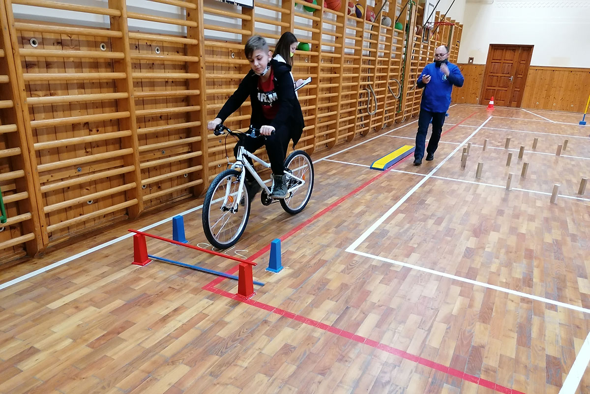 Kerékpáros ügyességi verseny, Petőfi utcai iskola